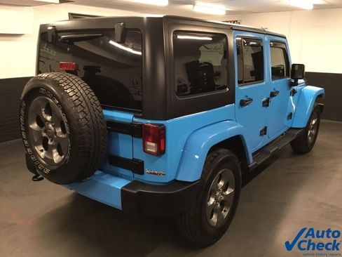 Used 2018 Jeep Wrangler Unlimited Sahara w/ Dual Top Group AWD/4WD image 11