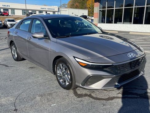 Used 2024 Hyundai Elantra SEL image 3