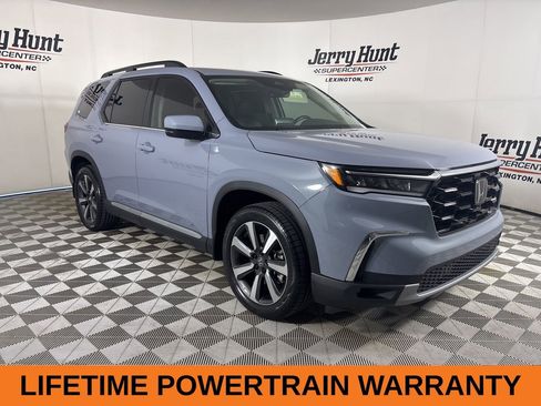 Used 2025 Honda Pilot Touring image 4
