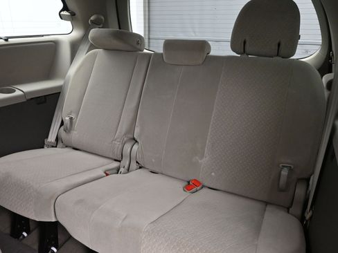 Used 2015 Toyota Sienna LE image 22