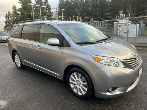 Used 2017 Toyota Sienna XLE image 3