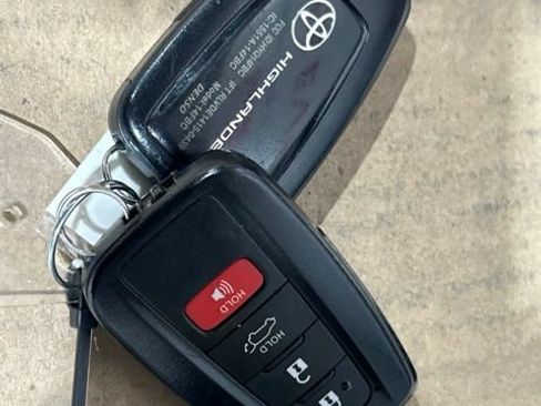 Used 2021 Toyota Highlander XLE AWD/4WD image 57