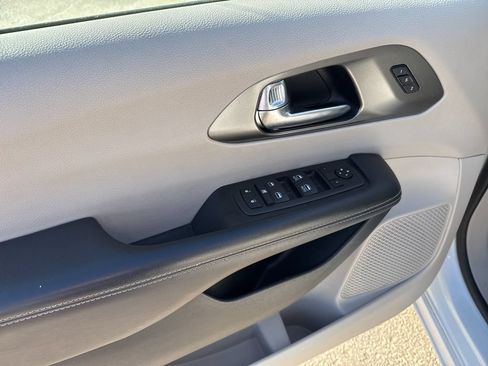 Used 2023 Chrysler Pacifica Touring-L FWD image 14
