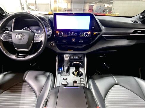 Used 2024 Toyota Highlander XSE image 16
