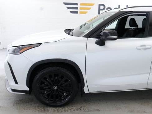 Used 2023 Toyota Highlander L image 4