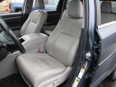 Used 2019 Toyota Highlander Limited image 18