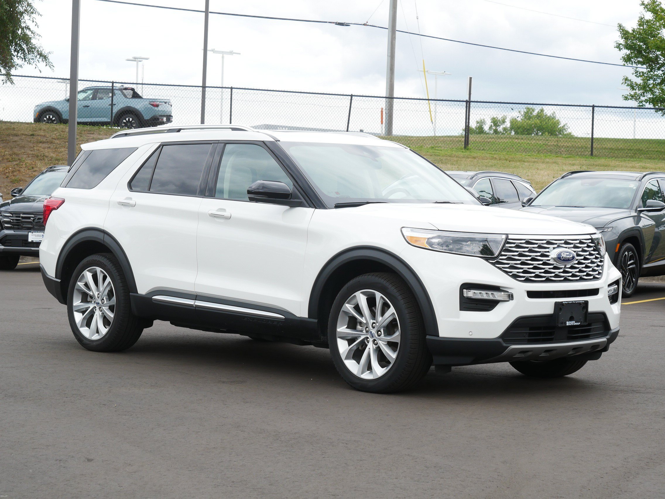 Used 2023 Ford Explorer Platinum w/ Class IV Trailer Tow Package AWD/4WD image 4