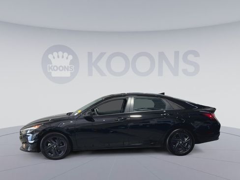 Used 2023 Hyundai Elantra SEL w/ Preferred Accessory Package FWD image 7