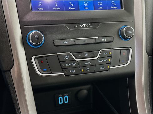 Used 2019 Ford Fusion SE FWD image 24