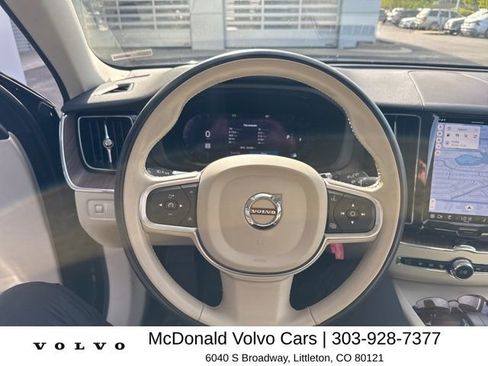 Used 2022 Volvo XC60 B5 Momentum image 5
