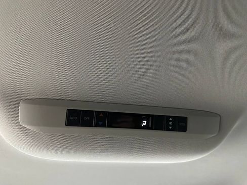 Used 2025 Toyota Sienna LE FWD image 45