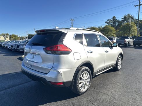 Used 2017 Nissan Rogue SV image 6