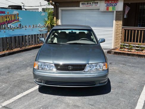 Used 1999 Toyota Avalon XLS w/ Leather Trim Pkg w/ Memory FWD image 2