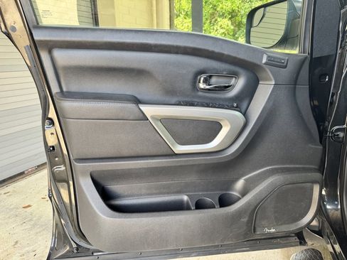 Used 2019 Nissan Titan SL image 20