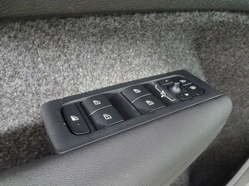 Used 2025 Volvo XC40 B5 Core image 17