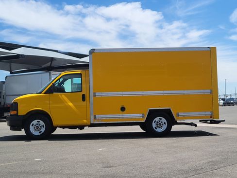 Used 2017 GMC Savana 3500 RWD image 4