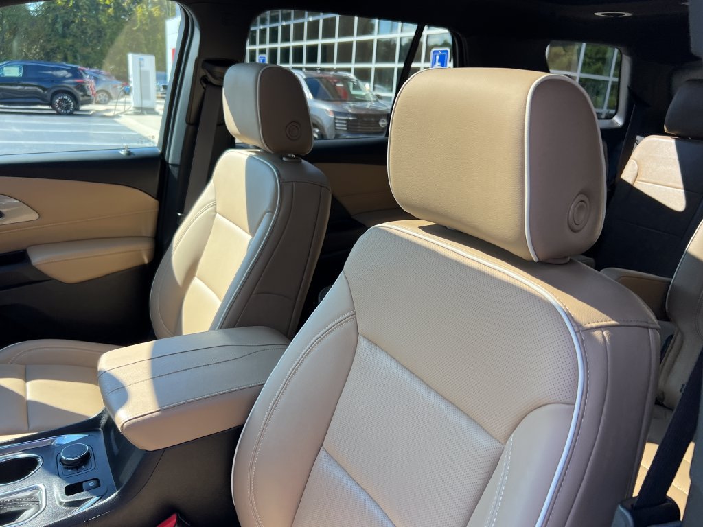 Used 2023 Chevrolet Traverse Premier FWD image 11