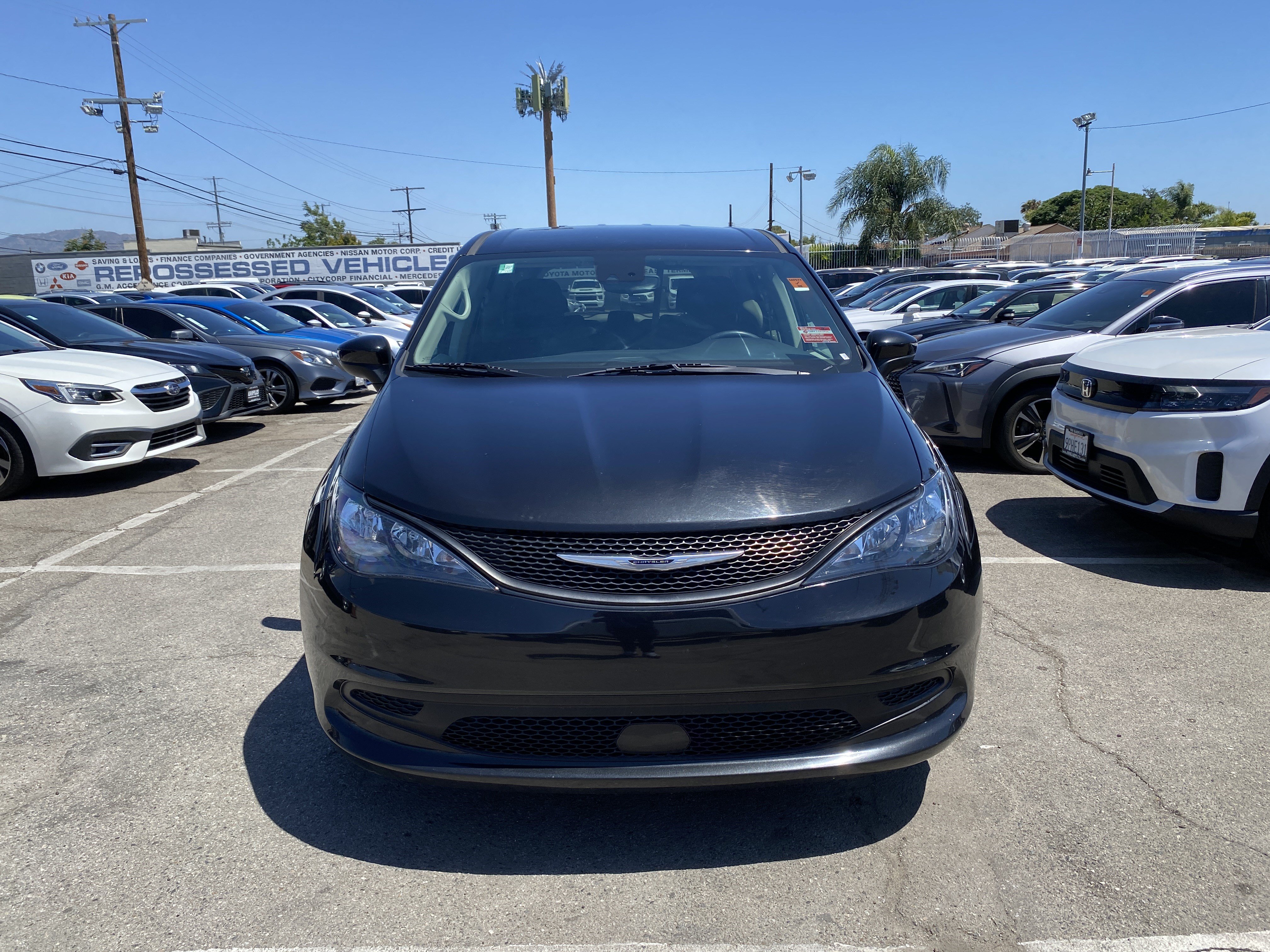 Used 2023 Chrysler Voyager LX FWD image 3