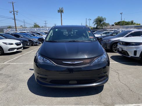 Used 2023 Chrysler Voyager LX FWD image 3