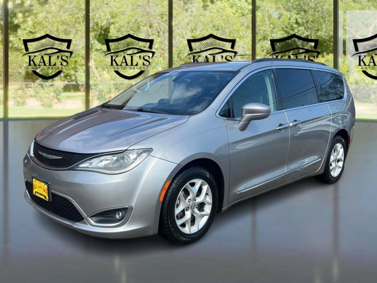 Used 2017 Chrysler Pacifica Touring-L FWD image 1