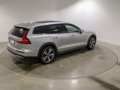 Used 2025 Volvo V60 B5 Cross Country Plus image 6