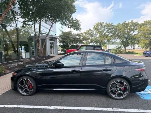 Used 2025 Alfa Romeo Giulia AWD w/ Veloce Package AWD image 4