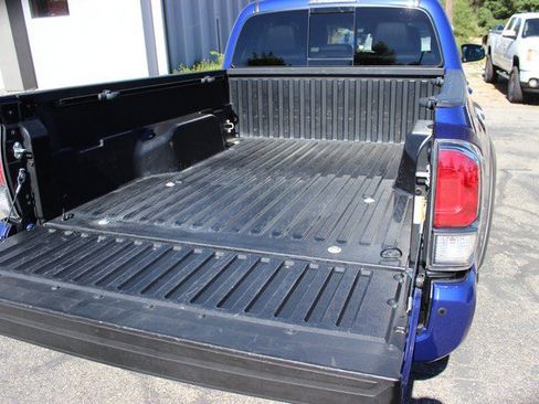 Used 2022 Toyota Tacoma TRD Off-Road w/ TRD Premium Off Road Package AWD/4WD image 13
