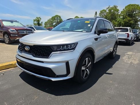 Certified 2021 Kia Sorento S w/ Panoramic Sunroof Package FWD image 4