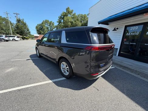Used 2023 Kia Carnival LX FWD image 7