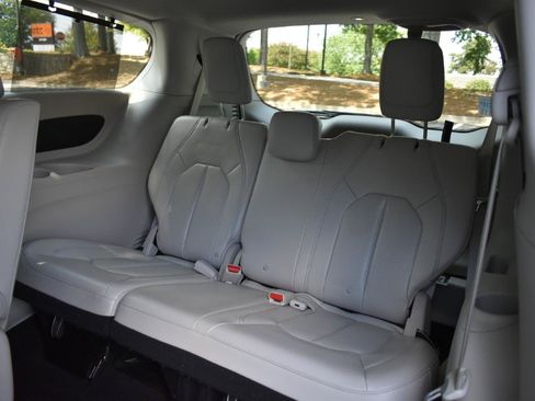Used 2018 Chrysler Pacifica Touring-L FWD image 28