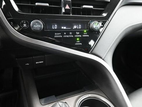 Used 2022 Toyota Camry SE image 17