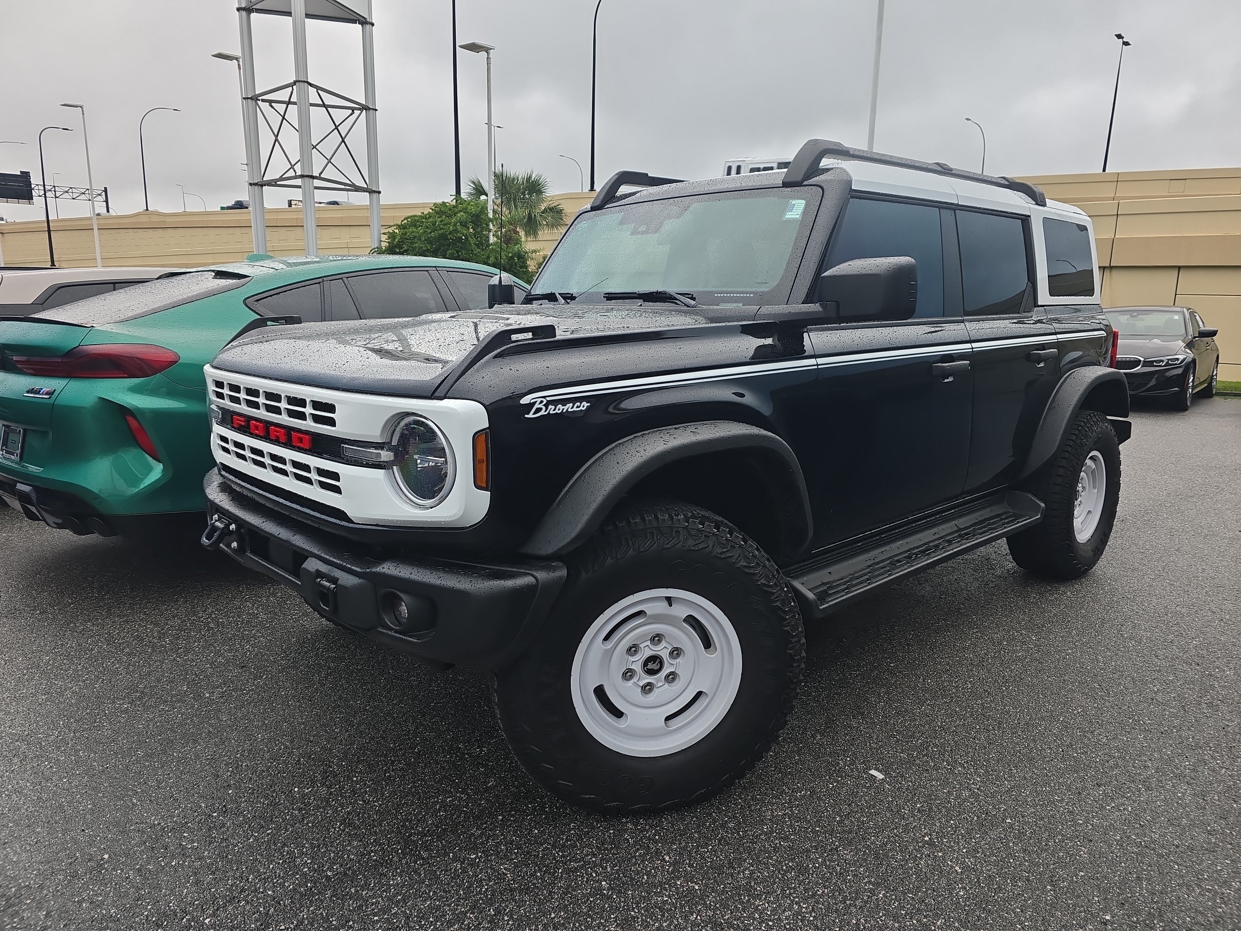 Used 2025 Ford Bronco Heritage Edition AWD/4WD image 3