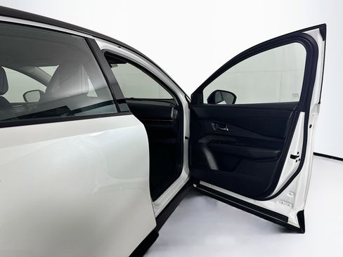 Used 2023 Nissan Ariya FWD image 32