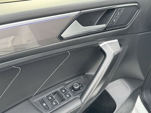 Used 2023 Volkswagen Tiguan SE R-Line image 14