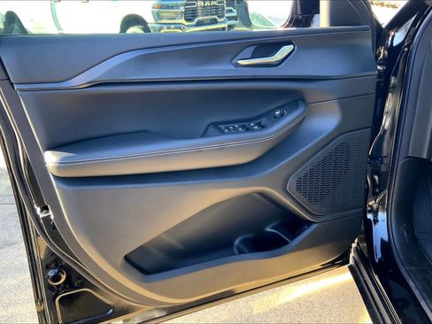 New 2025 Jeep Grand Cherokee L Altitude image 10