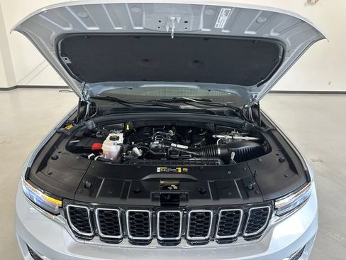Used 2024 Jeep Grand Cherokee Limited AWD/4WD image 31