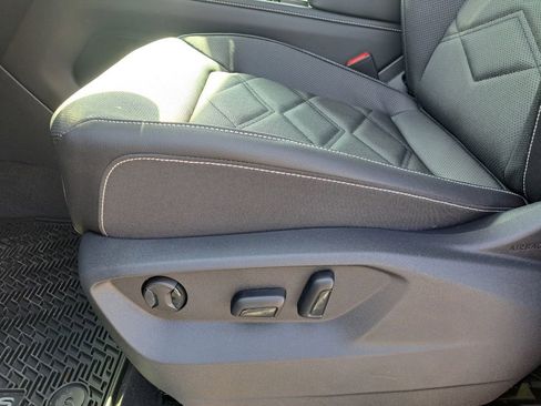 Used 2025 Volkswagen Atlas SE image 11