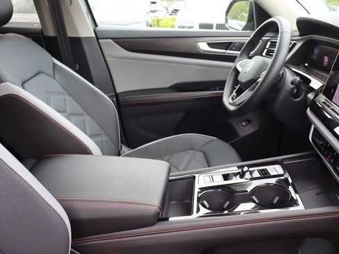 Used 2025 Volkswagen Atlas Peak Edition SE AWD/4WD image 14