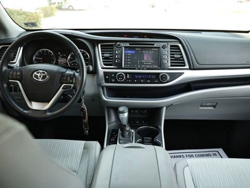 Used 2017 Toyota Highlander Plus w/ Carpet Mat Package AWD/4WD image 28