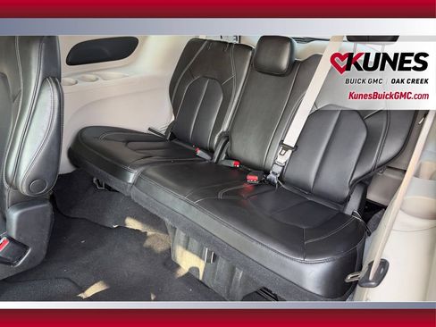 Used 2023 Chrysler Pacifica Touring-L FWD image 33