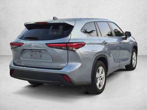 Certified 2023 Toyota Highlander LE FWD image 5