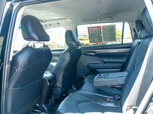 Certified 2025 Toyota Highlander Limited FWD image 16