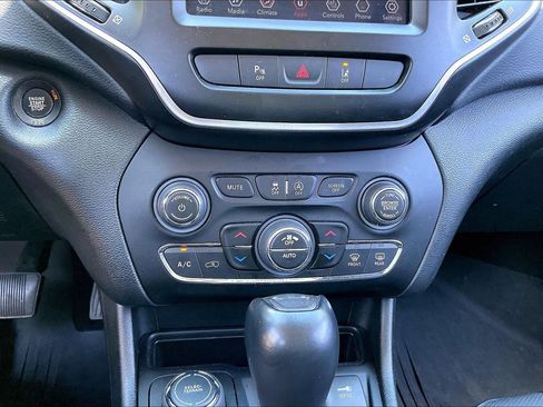 Certified 2022 Jeep Cherokee Latitude Lux w/ Sun & Sound Group AWD/4WD image 21