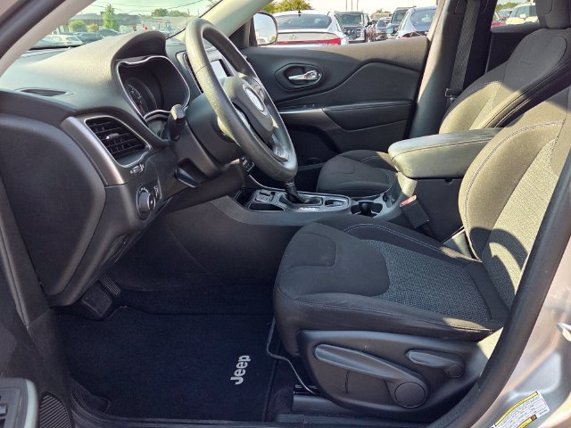 Used 2019 Jeep Cherokee Latitude w/ Popular Appearance Group FWD image 5