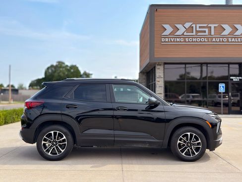 Used 2025 Chevrolet TrailBlazer LT w/ LT Cold Weather Package FWD image 9