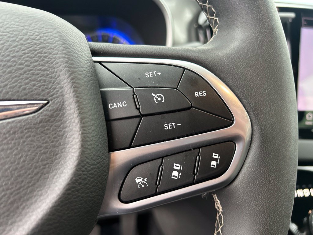 Used 2025 Chrysler Pacifica Select FWD image 23