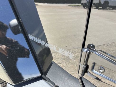 Used 2017 Jeep Wrangler Sahara AWD/4WD image 31