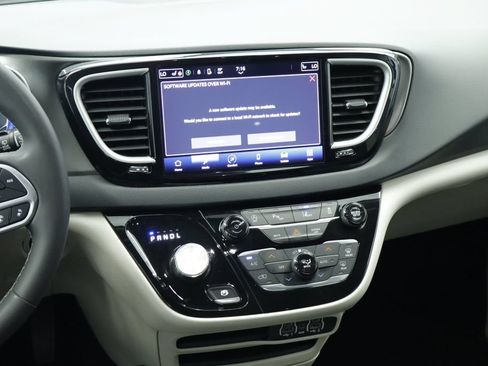 Certified 2023 Chrysler Pacifica Touring-L FWD image 26