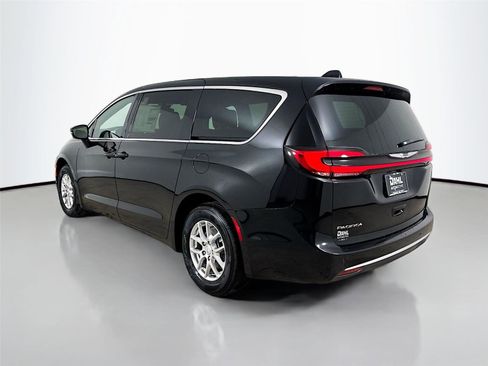 New 2026 Chrysler Pacifica Select image 5