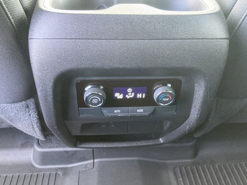 Used 2025 Chevrolet Traverse LT image 22